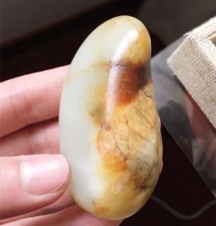 和田玉籽料的石僵是怎么形成的,有僵边的和田玉原石还可以买吗?