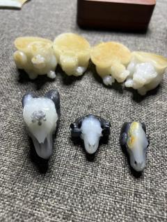 和田玉青花籽料领头羊,俏色巧雕做工精细,料子油润细腻黑白分明