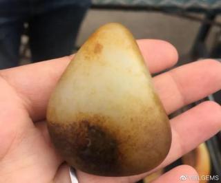 为什么老玩家非常偏爱和田玉黑皮籽料?