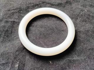 标的6-30:和田玉手镯,质地细润,圈口60.3mm