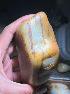 甄玉坊:众多新疆和田玉籽料原石中,这种聚红皮籽料的浑厚度和细度都很
